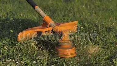 工人用除草机在花园里割草. 慢动作